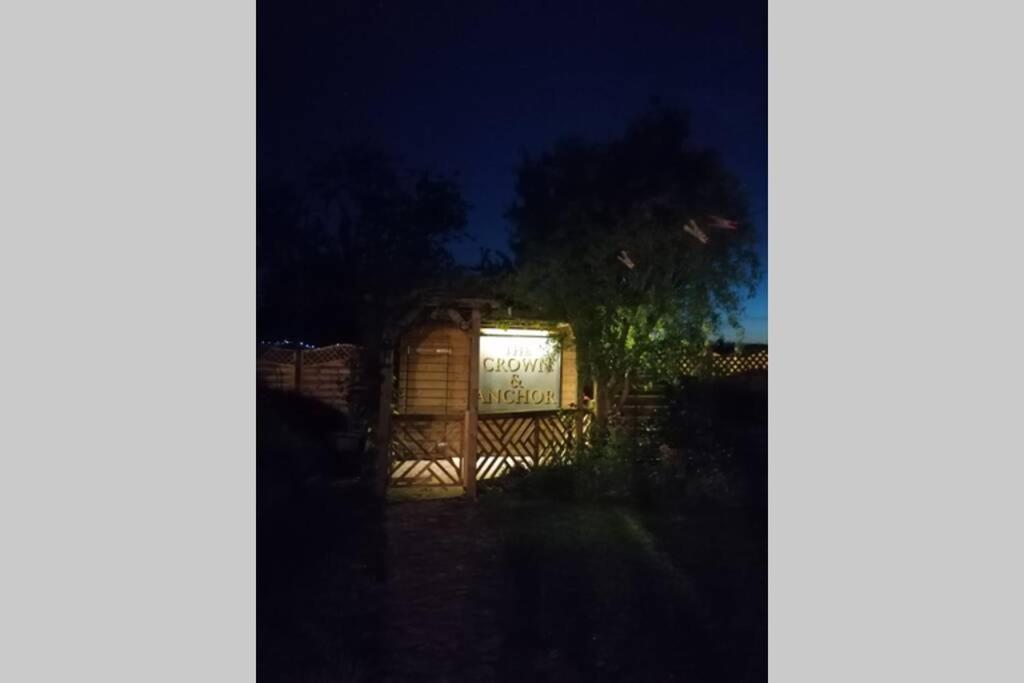 Crown Cabin Wiltshire Near Longleat And Bath トローブリッジ エクステリア 写真